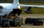 Thailandske betjente og soldater fjerner kasser med våben fra det fragtfly fra Nordkorea, som er tilbageholdt i Thailand. 