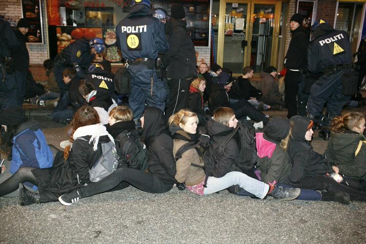 Futtog. Anholdelsen af demonstarnter på Amagerbrogade i København anklages for at være særlig brutal. 