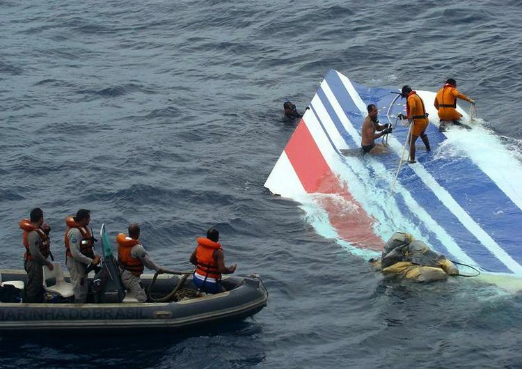 Styrt. 216 passagerer og 12 besætningsmedlemmer omkom, da Air France-flyet styrtede i havet 1.200 km fra Brasiliens kyst. 
