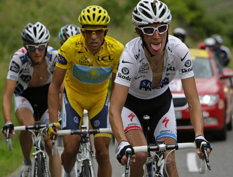Udfordring. Alberto Contador skal udfordres af Schleck-brødrene igen i år. Billedet er fra sidste års Tour de France, hvor Andy kører forrest. 