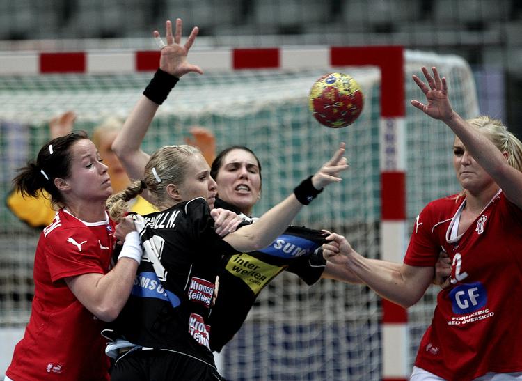 stålsat. Kamilla Kristensen og Trine Troelsen arbejder i forsvaret under lørdagens VM-kamp mod Østrig i Kina. 