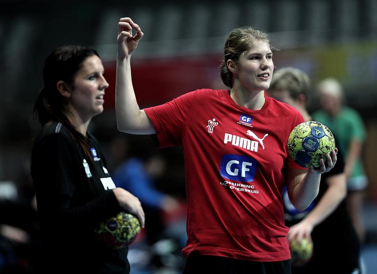 ærgerligt. Dansk semifinaledeltagelse kunne være sikret med fransk nederlag mod Rusland, men Frankrig hev en flot sejr hjem. Her ses de to højrebacks Camilla Dalby (tv) og Line Jørgensen. Arkivfoto. 