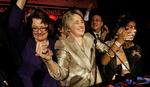 Nyvalgt. Annise Parker er valgt som borgmester i Houston. Til venstre for hendes ses samleversken Kathy Hubbard. 
