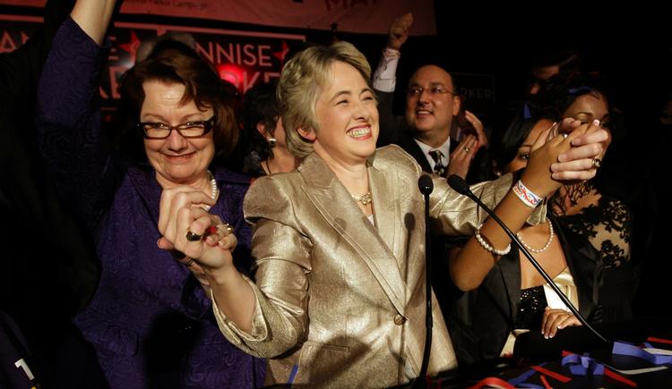 Nyvalgt. Annise Parker er valgt som borgmester i Houston. Til venstre for hendes ses samleversken Kathy Hubbard. 