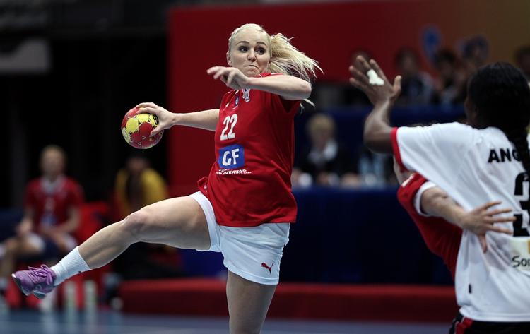 toptunet. Bagspilleren Trine Troelsen leverede en flot indsats mod Angola og blev dansk topscorer med ni mål. Men det rakte ikke til dansk sejr. 