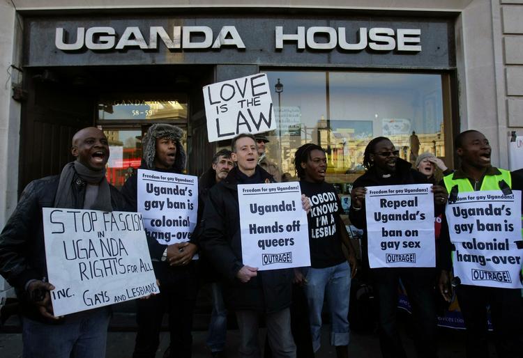 Demonstranter i London viser deres utilfredshed et forslag om at indskærpe straffen for homoseksuelitet 