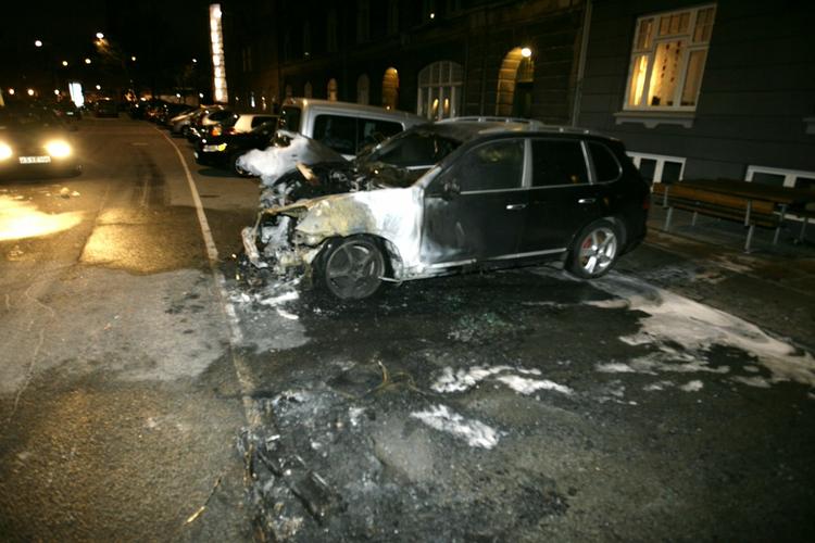 Udbrændt. Ni biler blev brændt af i København i nat. Blandt andet denne her Sankt Jakobs Gade på Østerbro. 