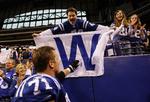 Rekordkamp. Indianapolis Colts Ryan Diem hilser på en begejstret fan efter 28-16 sejren over Denver. 