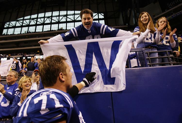 Rekordkamp. Indianapolis Colts Ryan Diem hilser på en begejstret fan efter 28-16 sejren over Denver. 