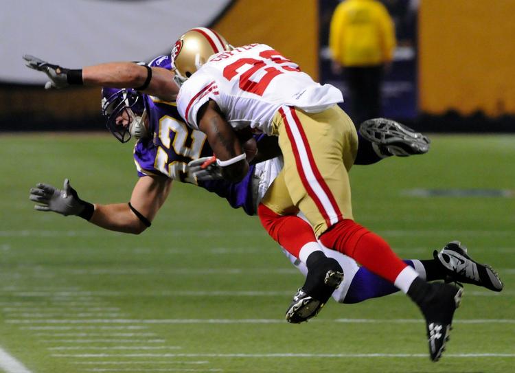 stop. Running back Glen Coffee (forrest) fra San Francisco 49ers blokeres i en kamp mod Minnesota Vikings. 49ers møder i aften Arizona Cardinals. Arkivfoto. 