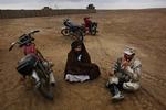 Vagt. En afghansk grænsepolitibetjent på arbejde i weekenden snakker med lokal mand i Afghanistans Helmand-provins. I dag mistede mange af hans kolleger livet. 