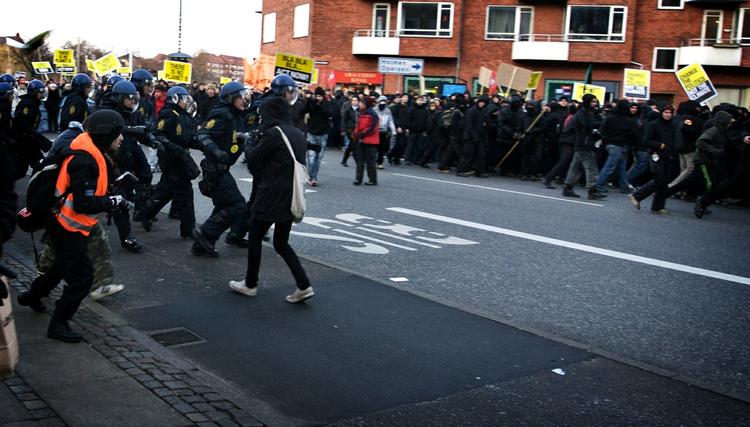 Her skrider politiet til massaanholdelse i begyndelsen af Amagerbrogade. 