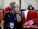 håndbold Jan Pytlick måtte tage sig til hovedet mange gange, da Danmark tabte 23 -27 til Sverige i den indledende runde under VM i Kina. Danmark er dog videre til mellemrunden med fire point. 