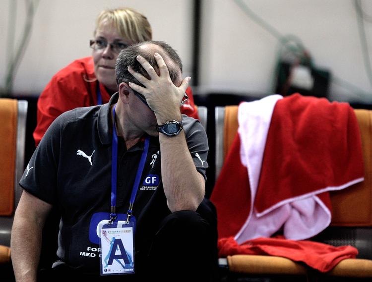 håndbold Jan Pytlick måtte tage sig til hovedet mange gange, da Danmark tabte 23 -27 til Sverige i den indledende runde under VM i Kina. Danmark er dog videre til mellemrunden med fire point. 