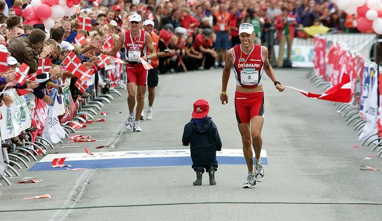 Triumf. Tilbage i 2001 kommer Rasmus Henning i mål som nr. 2 ved VM i Fredericia, mens Peter Sandvangs søn ser sin fars æresrunde. 