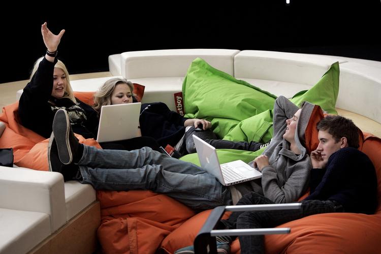 Elever på Ørestad Gymnasium har adgang til trådløst internet. Når 4G kommer til Danmark, bliver det mobile bredbånd 10 gange hurtigere. 