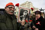 Stalin. Owen Matthews beskriver rammende Rusland, både før og efter USSR’s opløsning. Her ses russiske kommunister lægge blomster på Stalins grav i Moskva. 