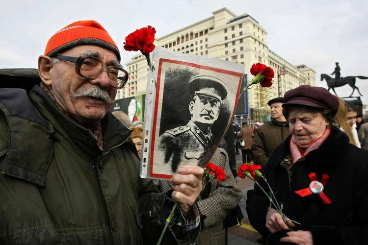 Stalin. Owen Matthews beskriver rammende Rusland, både før og efter USSR’s opløsning. Her ses russiske kommunister lægge blomster på Stalins grav i Moskva. 