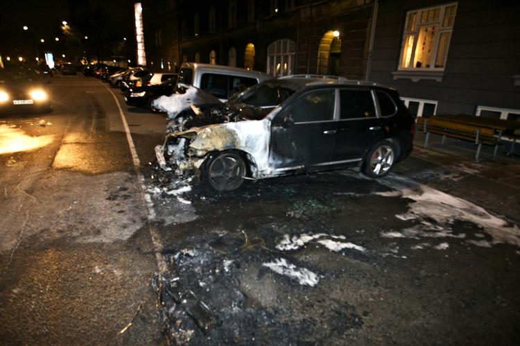 Hærværk. Ni biler blev sat i brand i København i nat. Heraf to delebiler. 