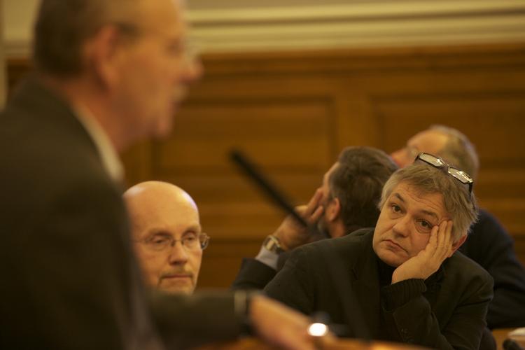 Pacemaker. Klimaeksperten Henrik Svensmark faldt i aftes om for åben skærm efter et stød fra sin pacemaker. Her er Svensmark (th) lynskudt i et fredeligt øjeblik under en alternativ klimakonference på Christiansborg den 6. december. 