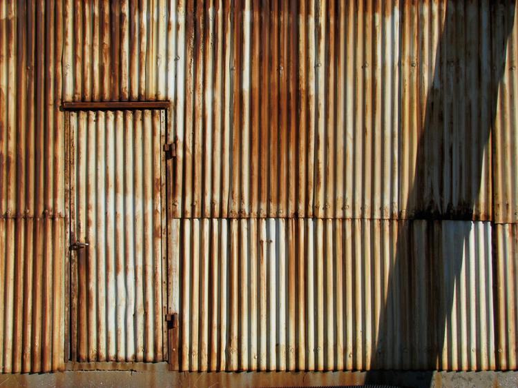 »Rustent bølgeblik fra den nedlagte Maglemølle Papirfabrik i Næstved. De smukkeste strukturer findes ofre i forfaldet«, skriver Myplace-fotografen Hausfrau i billedteksten til vinderfotoet 'Døren til fortiden'. 