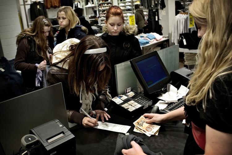 RETUR. Den er ikke alle butikker, der tilbyder kunden at tage varen retur eller give pengene tilbage. 