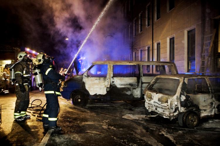 Bilbrand. To biler blev stukket i brand på Vermundsgade i nat. 
