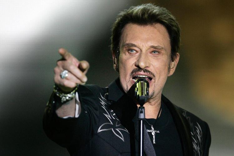 Elvis-agtig. Johnny Hallydays koncerter bliver større med årene. Men han overrasker også med nye sange som ved uddelingen af årets musikpriser i Paris. Arkivfoto: Lionel Cironneau/AP 