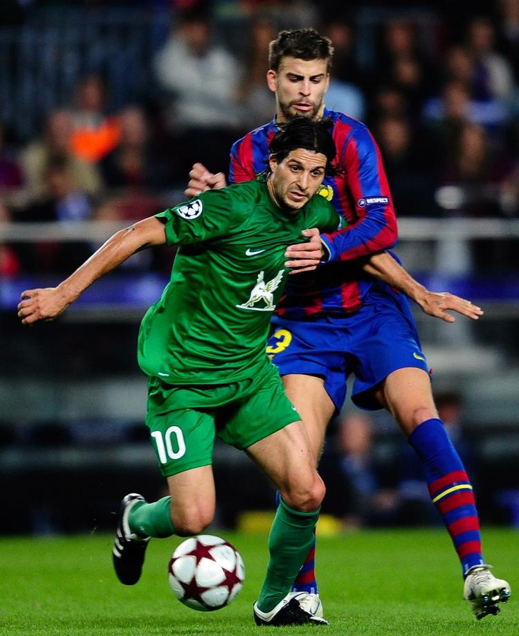 Gensyn. Alejandro Dominguez (i grønt) var med til at slå Barcelona i Champions League og får endnu en mulighed for at spille mod Gerard Pique og co. i denne sæson, da han nu er skiftet til Valencia. 