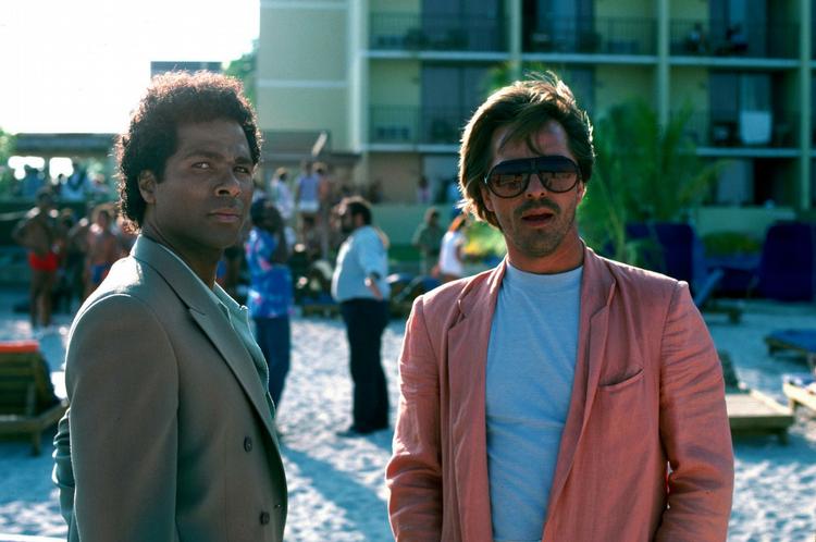 Pangfarver. Don Johnson (t.v.) ses her i glansrollen som Sonny Crocket i 'Miami Vice' med sin trofaste makker Ricardo Tubbs (spillet af Philip Michael Thomas). Arkivfoto. 