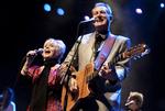 Keld og Hilda vil sammen med asylansøgere, nørrebro-borgere og Politiets Damekort synge julekoncert torsdag aften i Brorsons Kirke. 