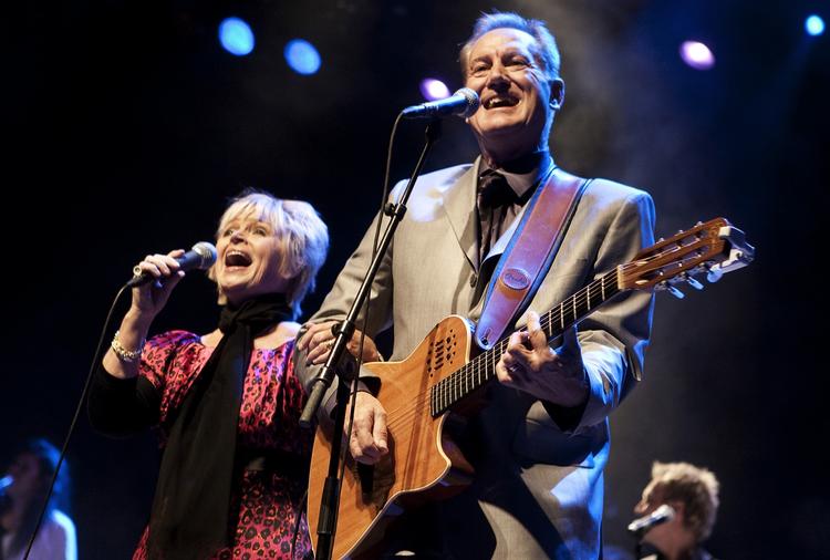 Keld og Hilda vil sammen med asylansøgere, nørrebro-borgere og Politiets Damekort synge julekoncert torsdag aften i Brorsons Kirke. 