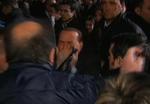 Forslået. Silvio Berlusconis ramponerede ansigt har vakt sympati hos mange italienere. Men overfaldsmanden hyldes også på blandt andet Facebook. 