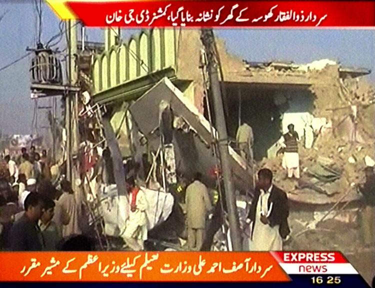Angreb. Pakistans tv viser, hvordan der ser ud efter eksplosionen. 