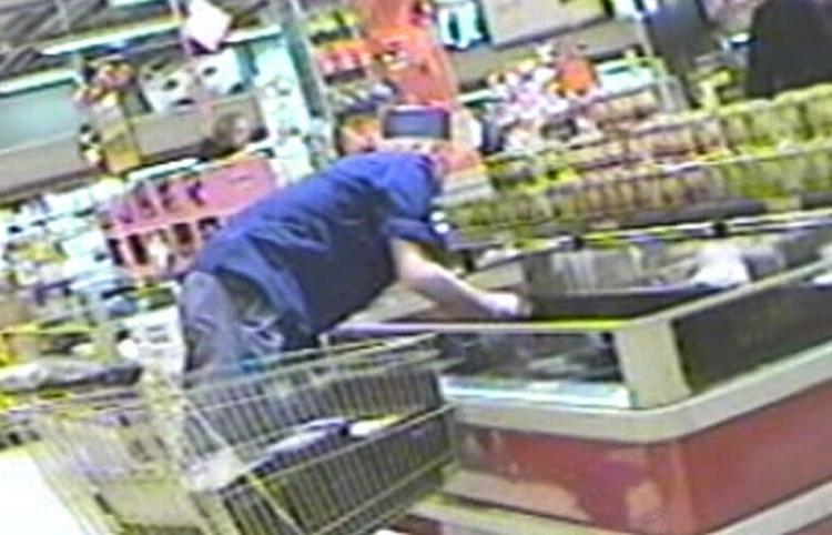 En slagtermedarbejder i Føtex på Kirkegårdsvej på Amager tømmer køledisken for hakkekød efter Fødevarekontrollantens besøg. Billedet er taget med skjult kamera. 