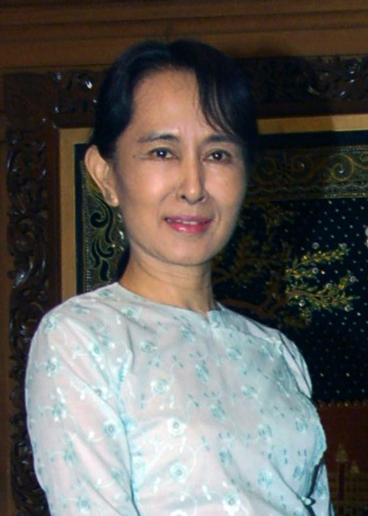 besøg. Aung San Suu Kyi får lov til at mødes med tre ældre medlemmer af hendes parti. 
