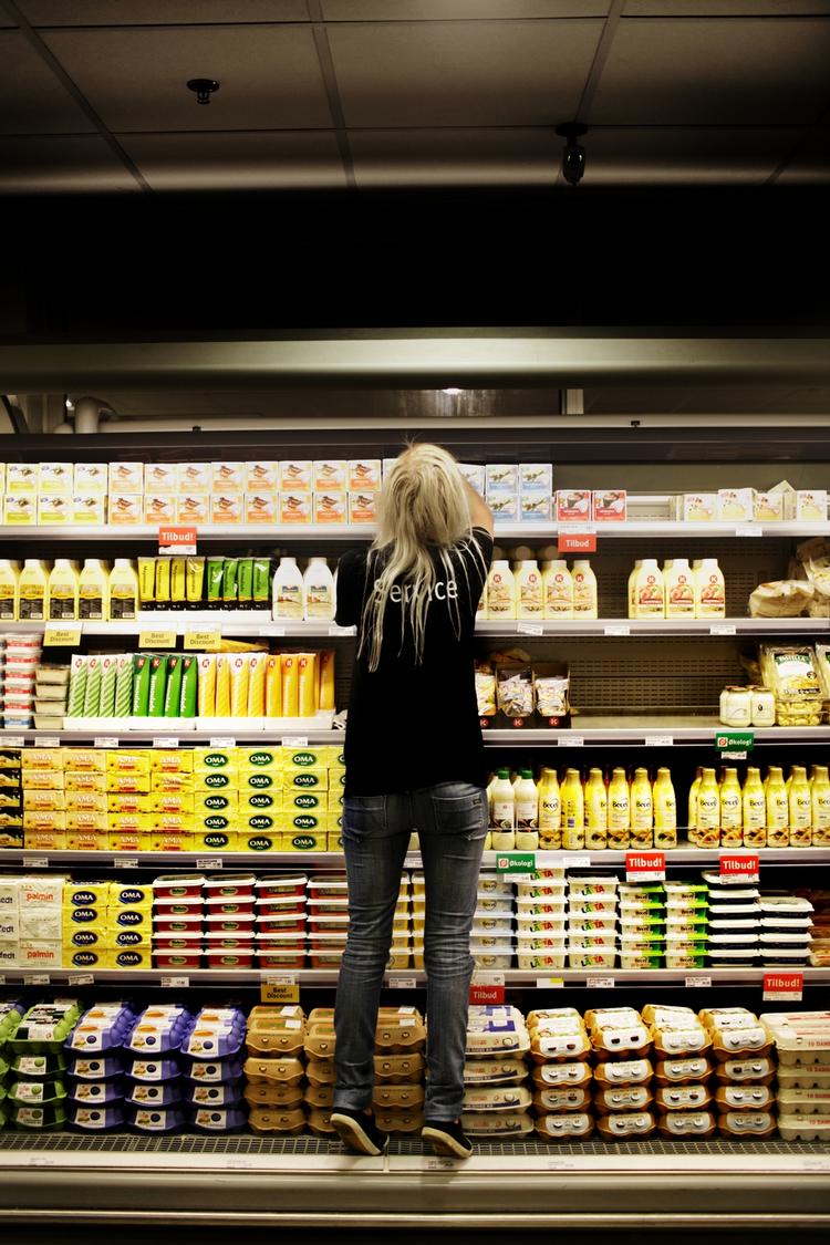 PRISSTIGNING. For Lisbeth Dalgaard og hendes SuperBest-forretning kan den nye dankortmodel få konsekvenser for både priserne og medarbejderne. 