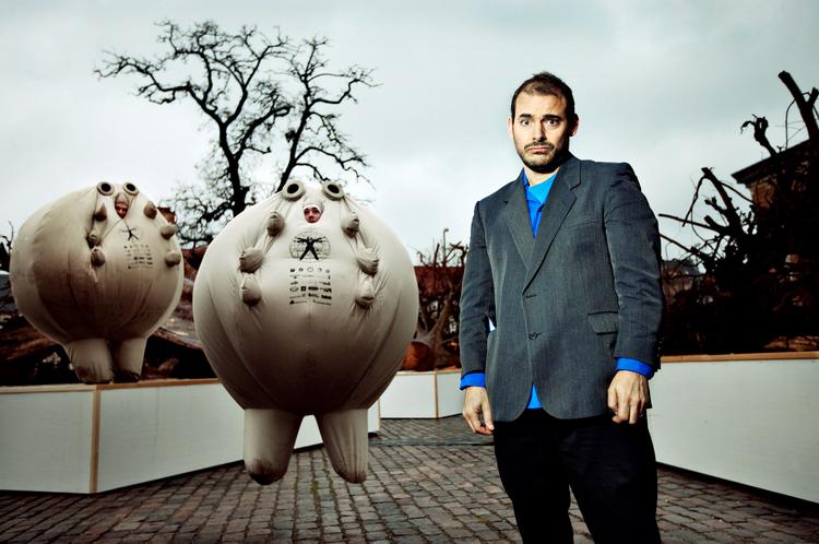 YesMen. Igor Vamos med kunstnernavnet Mike Bonanno ses her i front for en såkaldt survivalball, der ifølge The Yes Men kan beskytte mod alle angreb. Alle. 