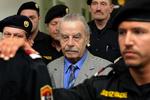 Skyldig Josef Fritzl blev i marts måned kendt skyldig i uagtsomt manddrab samt slaveri, voldtægt, frihedberøvelse, incest og tvang. Her bliver han eskorteret fra retten. 
