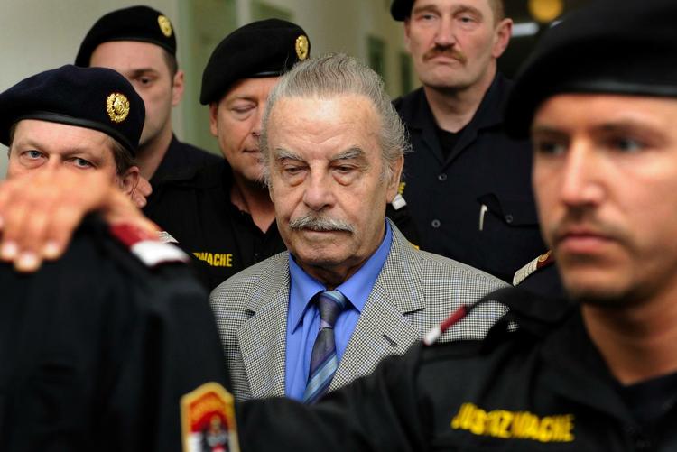 Skyldig Josef Fritzl blev i marts måned kendt skyldig i uagtsomt manddrab samt slaveri, voldtægt, frihedberøvelse, incest og tvang. Her bliver han eskorteret fra retten. 