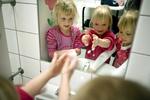 Håndhygiejne. Børn i hele landet har for alvor lært at vaske hænderne grundigt i dette efterår. Her er det nogle børnehavepiger fra Børnehuset Blangstedgård i Odense. Arkivfoto. 