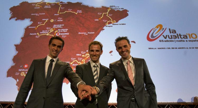 Den spanske cykelrytter Alberto Contador, tv., Alejandro Valverde, i midten, og Samuel Sanchez var med til afsløringen for Vueltaen i 2010. 