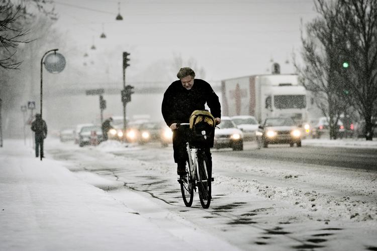 Hvidt. Snevejr skaber kaos i trafikken over hele landet. Der er dog ryddet sne på cykelstierne så cyklisterne kan komme frem. 