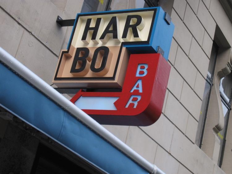 'Harbo Bars' logo er designet af tegneren og forfatteren Jakob Martin Strid. 