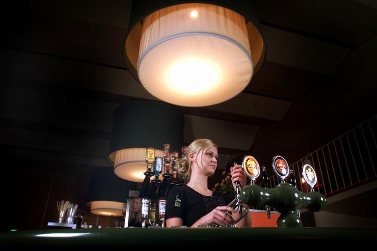 Kritik. Flere af Vegas tidligere medarbejdere kritiserer ledelsen bag det kriseramt spillested. Direktøren afviser at svare på konkret den, da der verserer fagforeningssager med medarbejderne. Bartenderen på billedet er dog ikke blandt kritikerne. Arkivfoto 