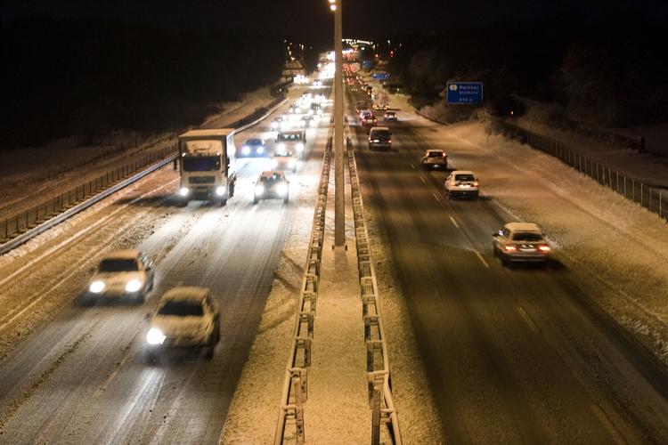 Sludkørsel. Falck forventer endnu en travl dag. I går måtte 3.600 have hjælp. 