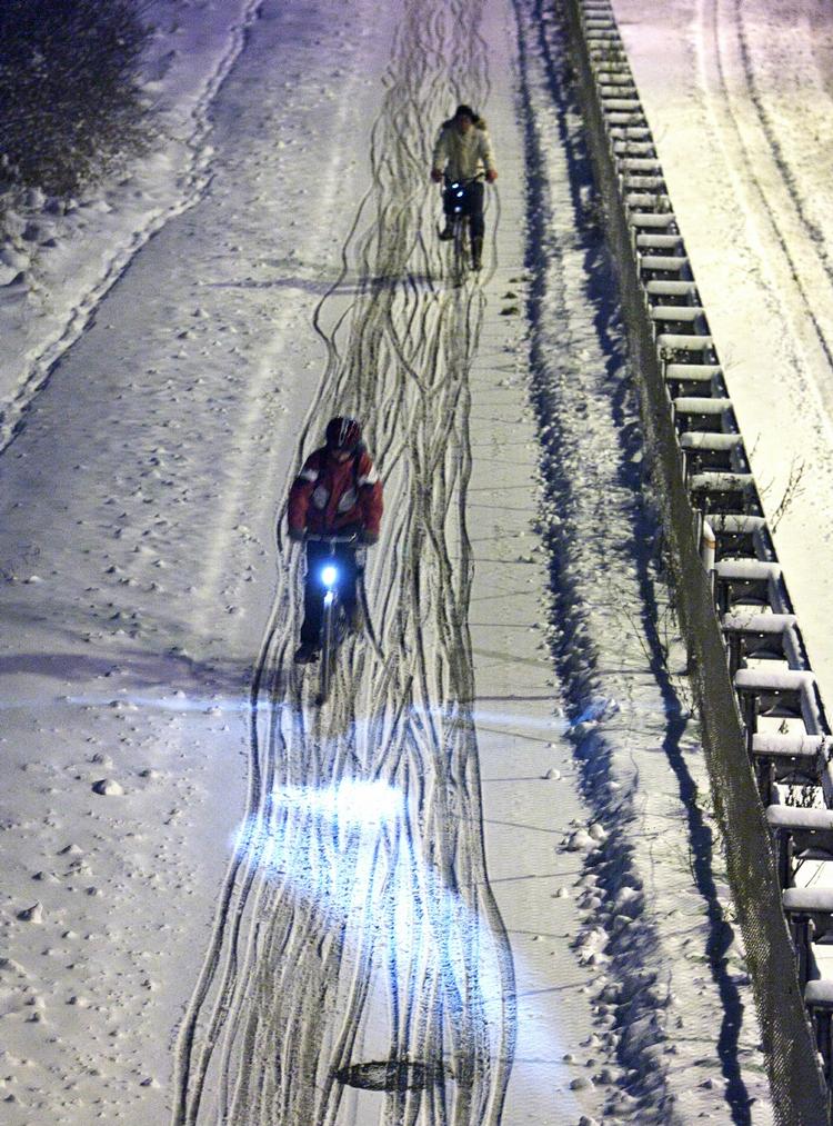 Dem der havde de hårdest var cyklisterne, der her forsigtigt, meget forsigtigt er på vej gennem sneen. 