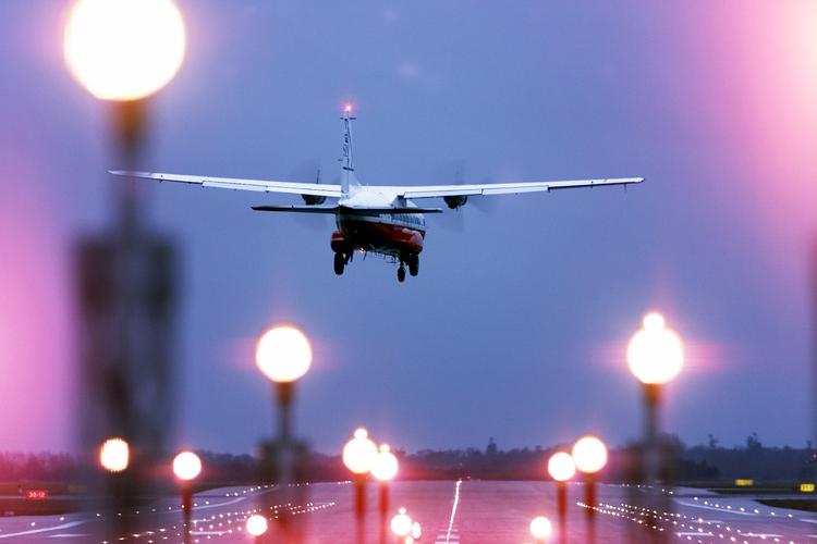 Ryddet. Start- og landingsbanerne i Københavns Lufthavn er hurtigt blevet ryddet, men fly, der har stået ude hele natten bliver forsinket i afgangen. 