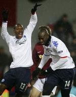 overset. Athiba Hutchinson (tv) har været en uhyre værdifuld spiller for FCK i superligaen. Her jubler han i går over en af Dame N'Doyes scoringer. 