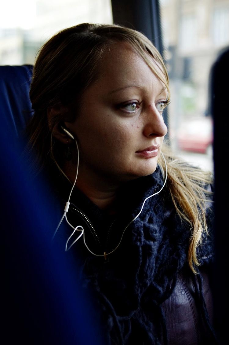gratis.  I godt halvandet år har bredbånds-kunder hos TDC  kunnet hente  musiknumre ned på deres computere og lytte til dem her uden beregning, så længe de bare var kunder hos teleselskabet. Fra i dag bliver  tjenesten udvidet med 'streaming',  så numrene kan  høres i nuet.  Arkivfoto:  Anders Birch 